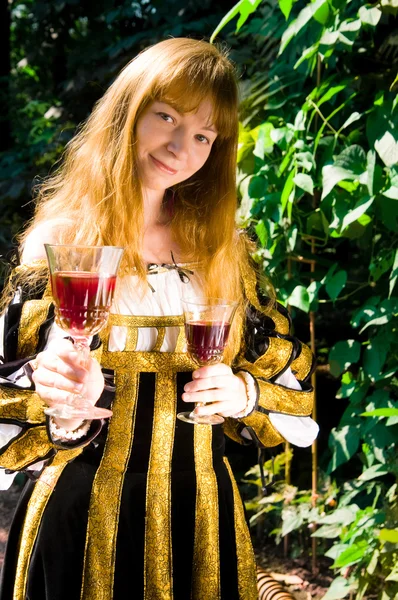 Lächelnde junge Frau im Renaissance-Kleid — Stockfoto