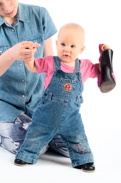 Charmantes Baby mit Schuh — Stockfoto