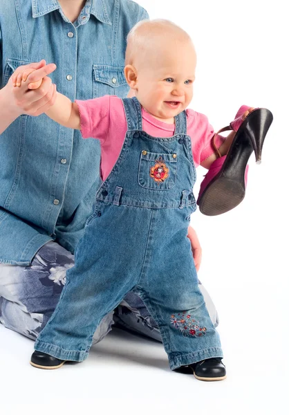 Χαμογελώντας μωρό με παπούτσι — Φωτογραφία Αρχείου