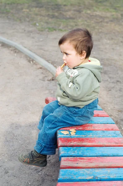 Fiú eszik süti és pihentető — Stock Fotó