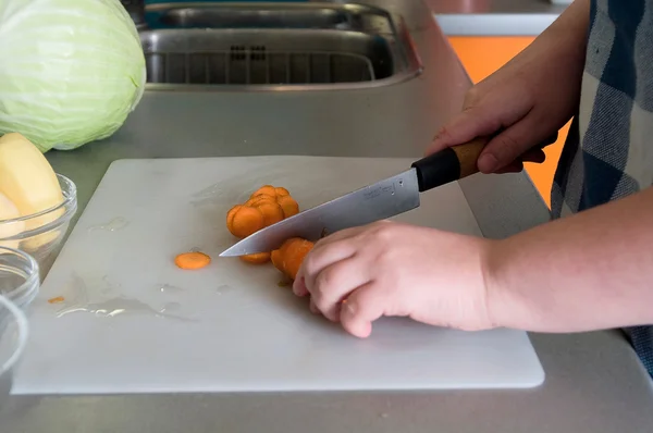 Preparación de la sopa: zanahoria rebanada mujer — Foto de Stock