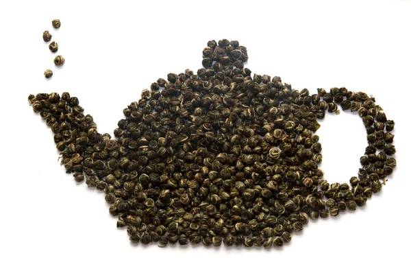 Bule feita de folhas de chá — Fotografia de Stock