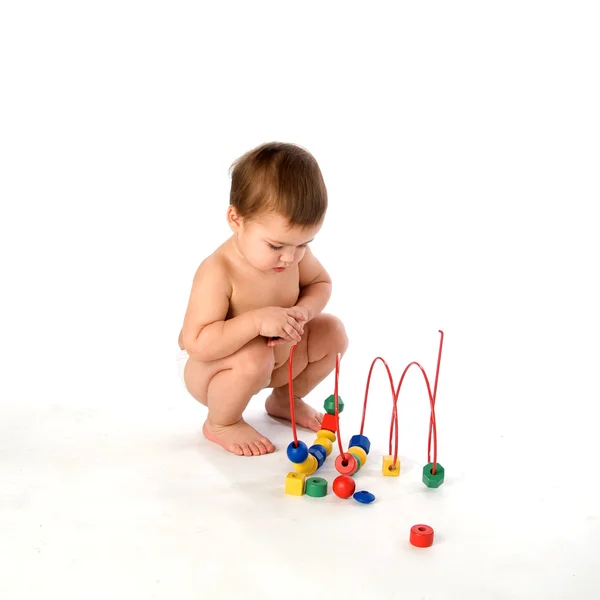 Мальчик играет с разноцветными кубиками и — стоковое фото