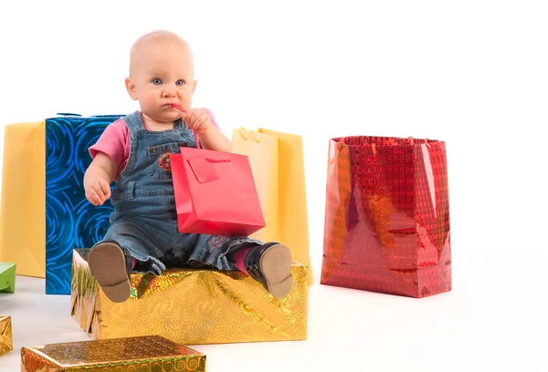 Baby girl otevření dárky — Stock fotografie