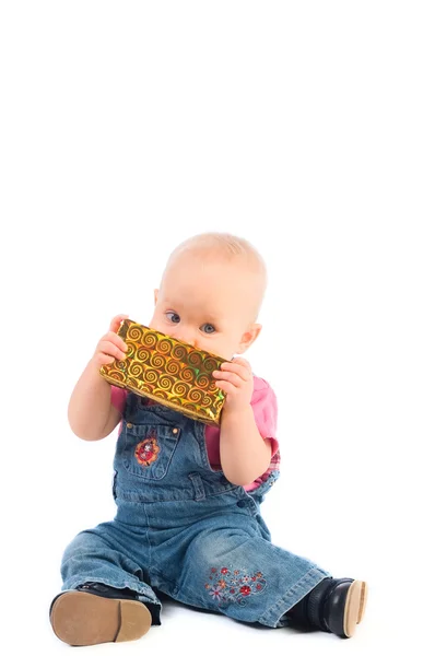Baby flicka och gåva isolerad på vit — Stockfoto
