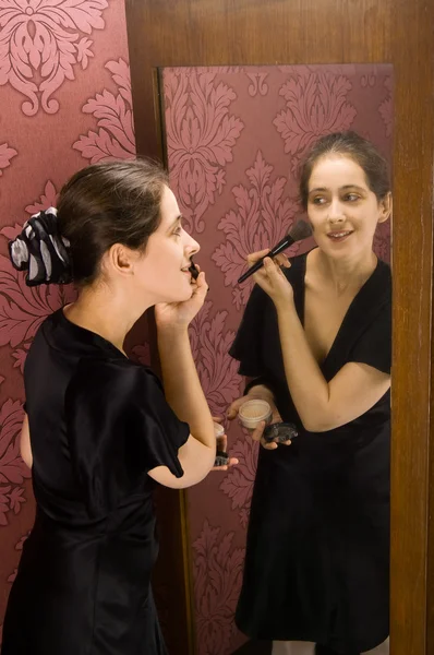 Žena použití make-up v mi — Stock fotografie
