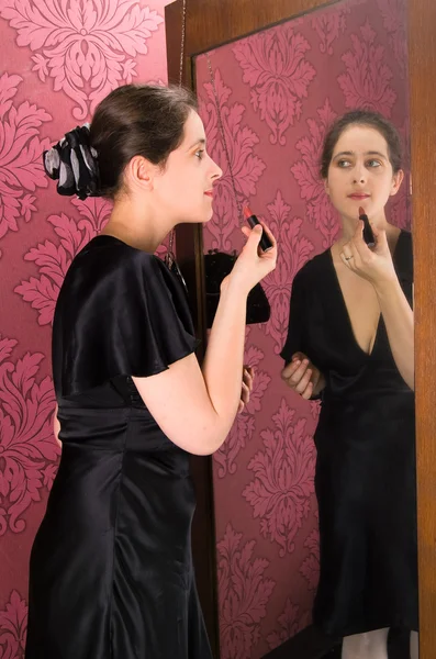 Mujer con lápiz labial maquillarse — Stockfoto