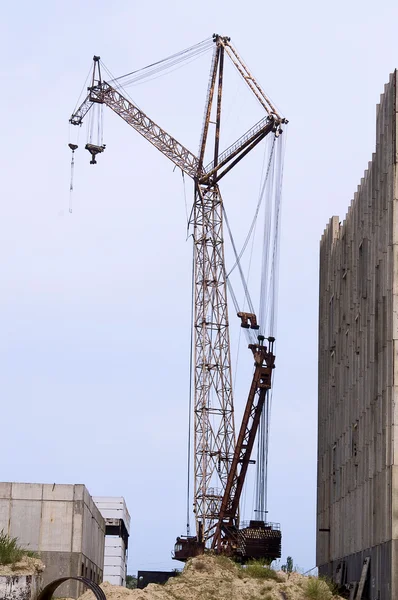 Övergiven byggnad crane — Stockfoto