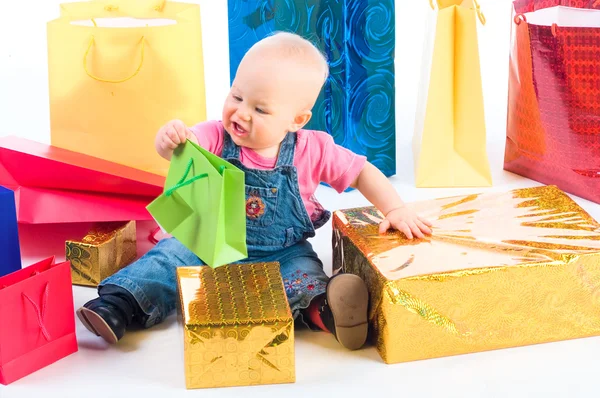 Dítě otevření dar — Stock fotografie