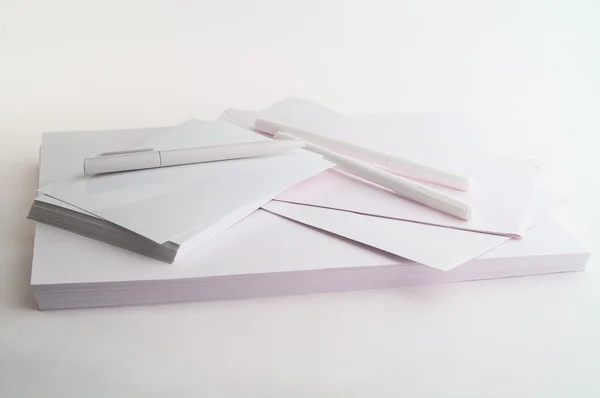 Canetas e envelopes — Fotografia de Stock
