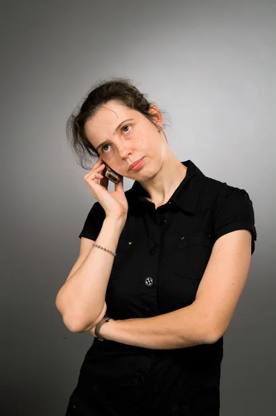 Mujer escuchando móvil con lo problemático —  Fotos de Stock