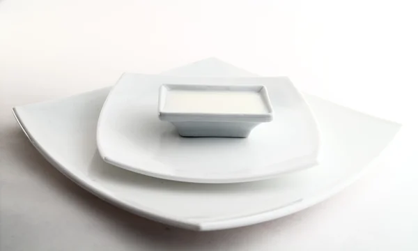 Три квадратные белые тарелки с молоком — стоковое фото