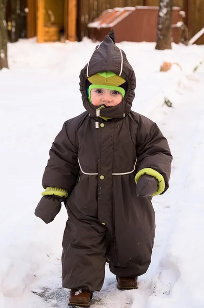 Baba járni: téli napon겨울 날에 아기 산책 — 스톡 사진