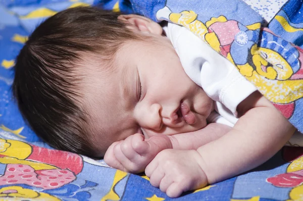 Спящий ребенок в одеяле — стоковое фото