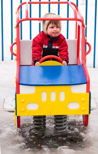 Chłopiec zima na plac zabaw dla dzieci — Zdjęcie stockowe