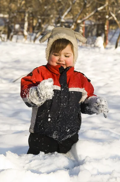 Szczęśliwy chłopiec na śniegu — Zdjęcie stockowe
