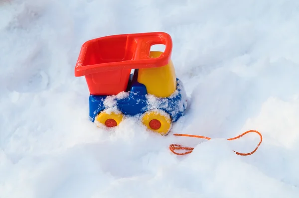 Speelgoed vrachtwagen in sneeuw — Stockfoto