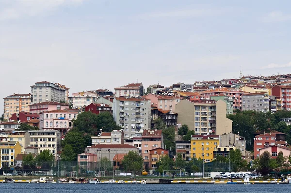Veelkleurige huizen van istanbul — Stockfoto