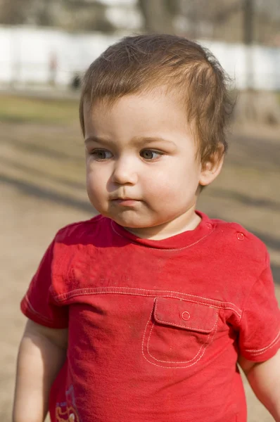 Хитрый мальчик в красной шорте — стоковое фото