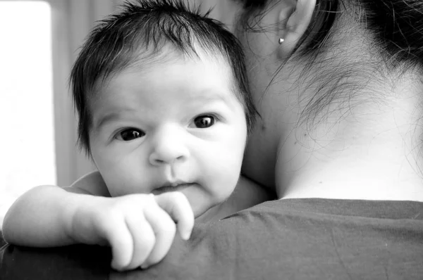 Новорожденный с матерью Лицензионные Стоковые Фото