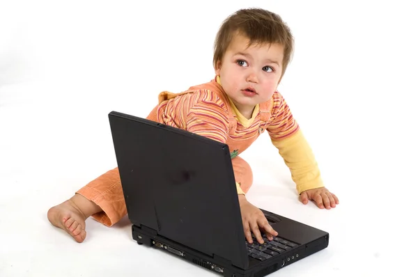 Naranja vestido chico trabajando en portátil Imagen de stock