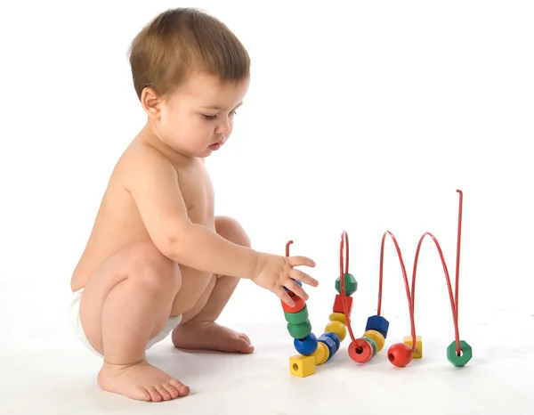 Niño jugando con cubos multicolores y Imagen de stock