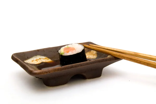 Rotolo di salmone con avocado sul piatto con c — Foto Stock