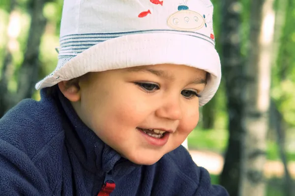 Ευτυχισμένο αγόρι σε ένα καπέλο — Φωτογραφία Αρχείου