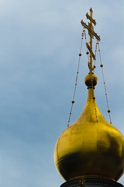 Kristna kors på guld kupol — Stockfoto