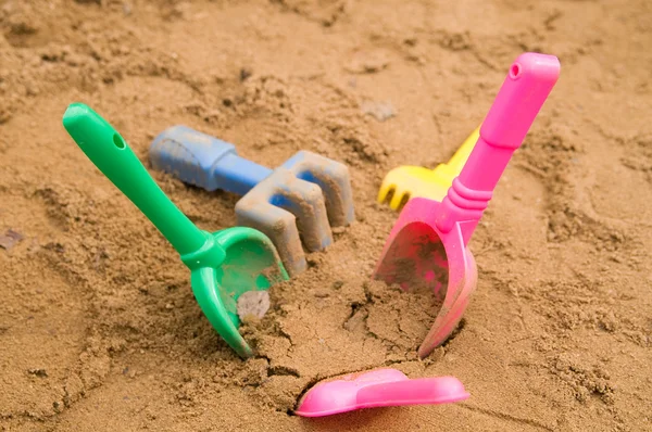Lopatu a lžíce v písku — Stock fotografie
