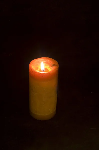 Polttaa kynttilä eristetty musta — kuvapankkivalokuva
