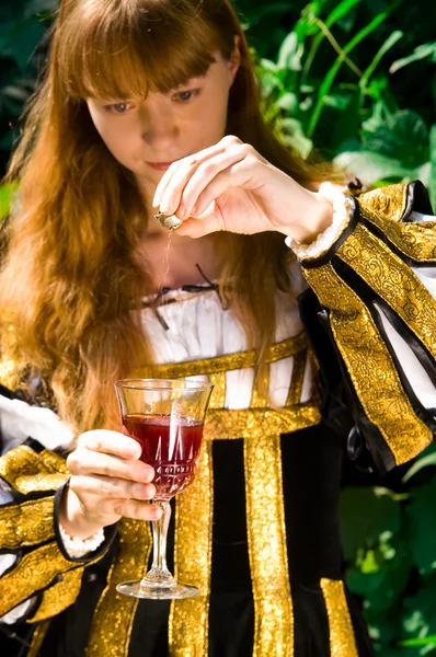 Jovem mulher em renascimento vestido poisoni — Fotografia de Stock