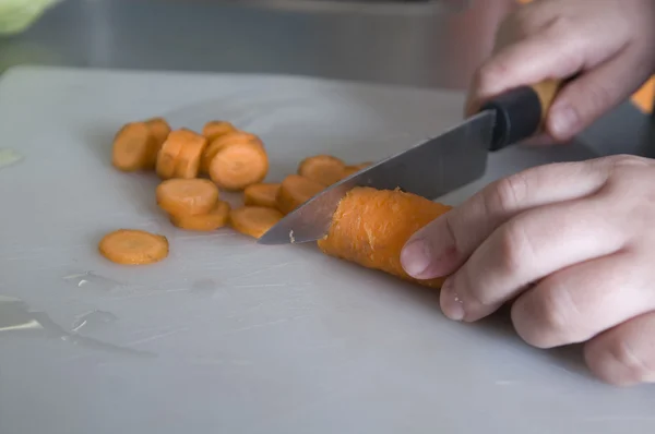 Preparación de la sopa: zanahoria rebanada mujer — Foto de Stock