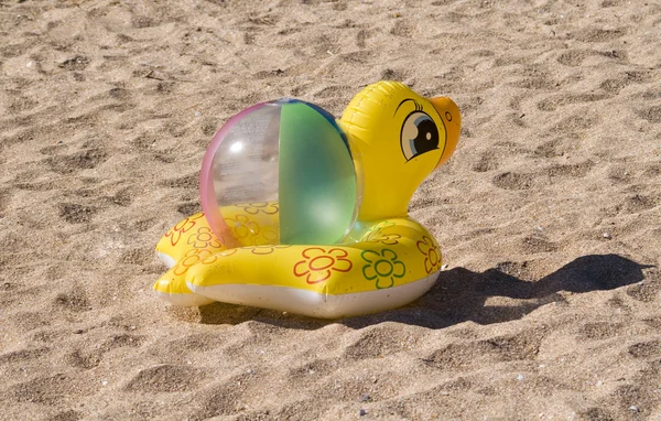 砂のおもちゃのアヒルとボール デモ隊 — ストック写真