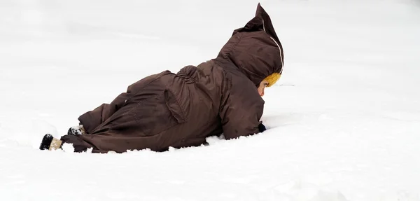 Bebé arrastrándose en la nieve — Foto de Stock