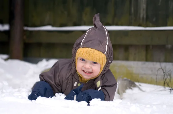 Baby kruipen in sneeuw — Stockfoto