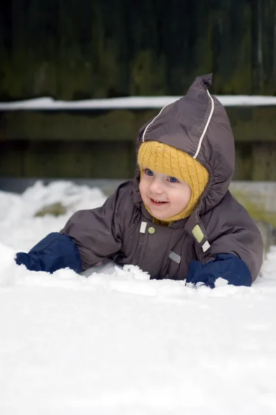 Baby krypa i snö — Stockfoto