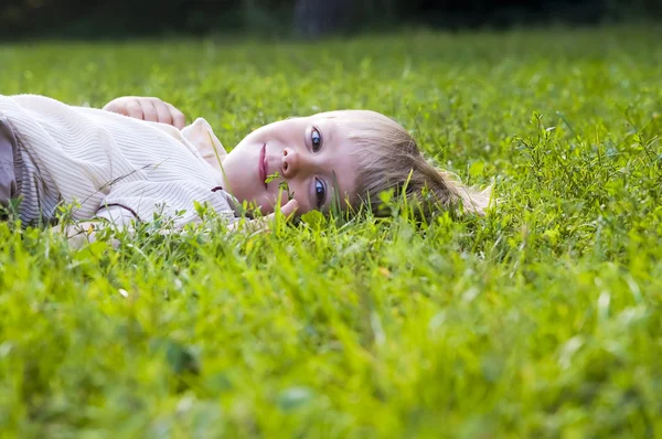 Gelukkige jongen in gras — Stockfoto