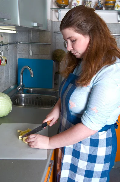Mujer trabajando en la cocina — Foto de Stock