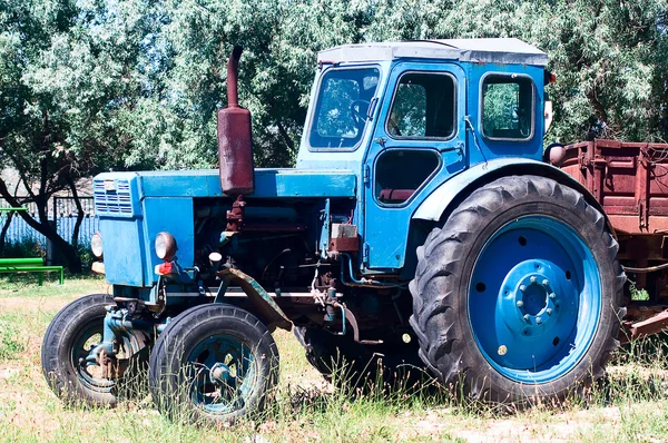 蓝色拖拉机 — 图库照片