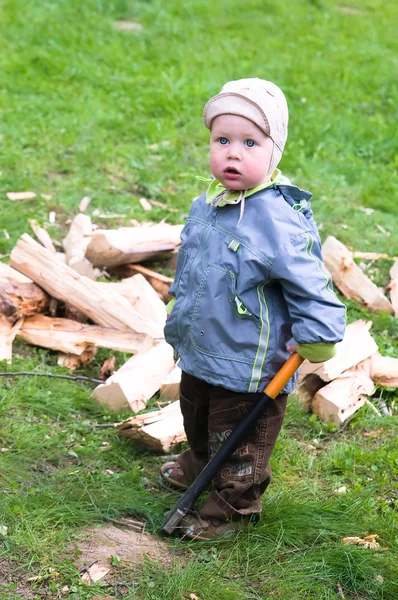 Jongen met hout chopper — Stockfoto