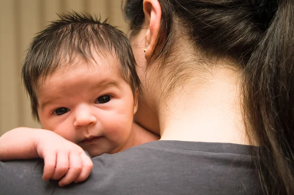 Novorozence na rameni — Stock fotografie