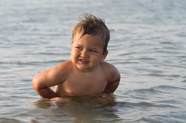 Niño juguetón en el mar — Foto de Stock