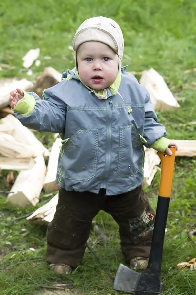 Verrast jongen met hout chopper — Stockfoto