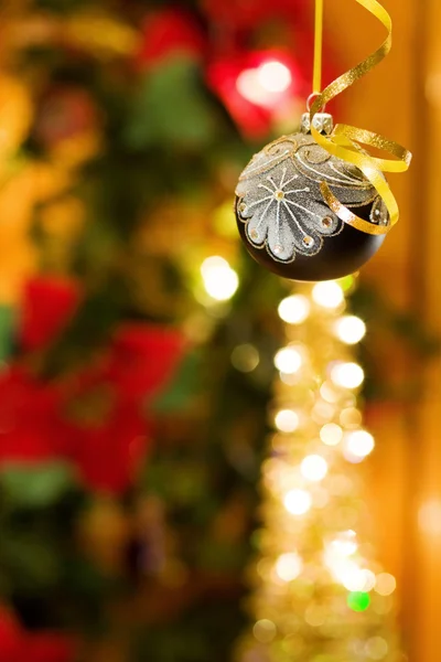 Magia de Natal com bugiganga de prata — Fotografia de Stock