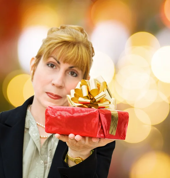 Podnikatelka rozdává dárky — Stock fotografie