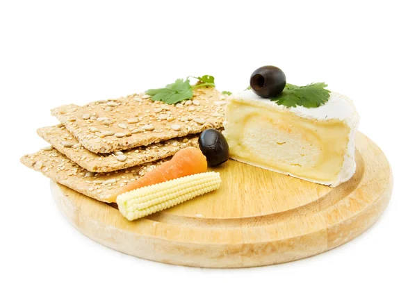 Queijo Brie e bolachas — Fotografia de Stock