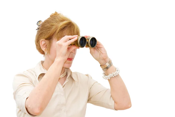 Mujer mirando a través de prismáticos — Foto de Stock