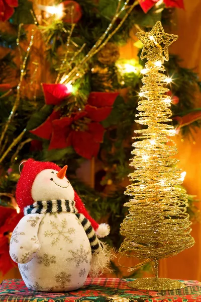 Снеговик и золотая ёлка — стоковое фото