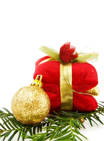 Gouden Kerstbal en geschenken — Stockfoto